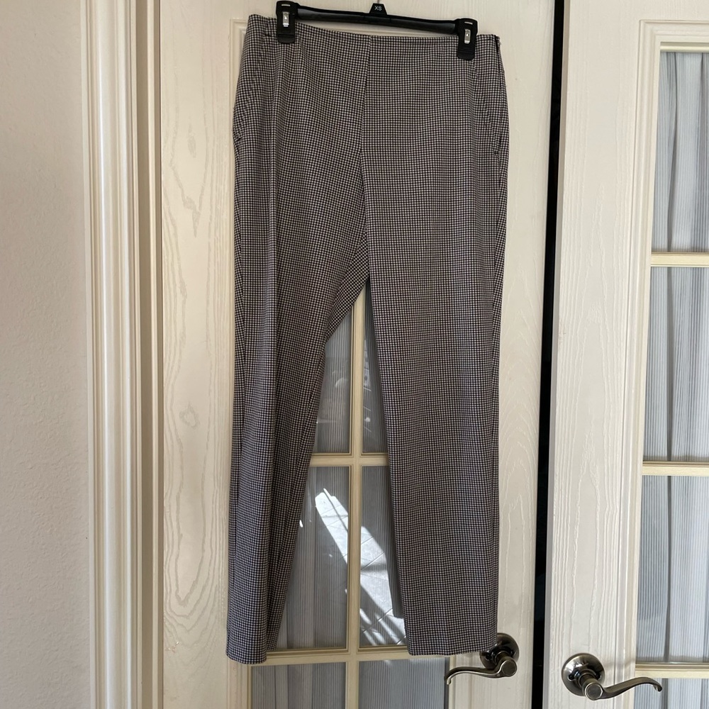 Trina Turk size 4 houndstooth pants. Side zip with hook and eye closure